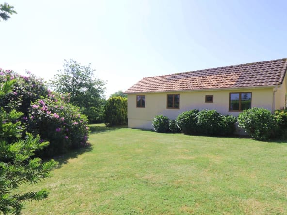 Chalet entouré d'un jardin et d'arbres luxuriants