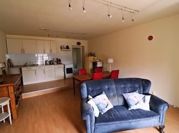 Cosy living room with kitchen and dining area.